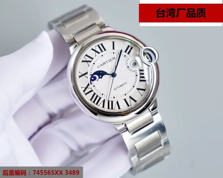[Taiwan Factory Star Series 8217 Japanese Machine] Cartier Blue Balloon Series, this series of watches is famous for its delicate style and elegant style in the Cartier watchmaking industry. Of course, this watch must have such characteristics. The color of the stainless steel case makes the watch as light as a balloon, and the blue crown seems to have disobediently deviated from the original planned trajectory, like a playful couple. The Roman numerals on the dial look retro and deep, decorated with guilloche patterns and sword-shaped hands. The entire watch gives people a delicate and considerate feel. Isn’t this what couples need? Built-in: Japanese Citizen fully automatic machine, water drop (fish eye bubble) sapphire glass mirror, highly waterproof, burnt steel blue pointer color, head curvature🎈