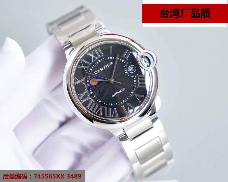 [Taiwan Factory Star Series 8217 Japanese Machine] Cartier Blue Balloon Series, this series of watches is famous for its delicate style and elegant style in the Cartier watchmaking industry. Of course, this watch must have such characteristics. The color of the stainless steel case makes the watch as light as a balloon, and the blue crown seems to have disobediently deviated from the original planned trajectory, like a playful couple. The Roman numerals on the dial look retro and deep, decorated with guilloche patterns and sword-shaped hands. The entire watch gives people a delicate and considerate feel. Isn’t this what couples need? Built-in: Japanese Citizen fully automatic machine, water drop (fish eye bubble) sapphire glass mirror, highly waterproof, burnt steel blue pointer color, head curvature🎈