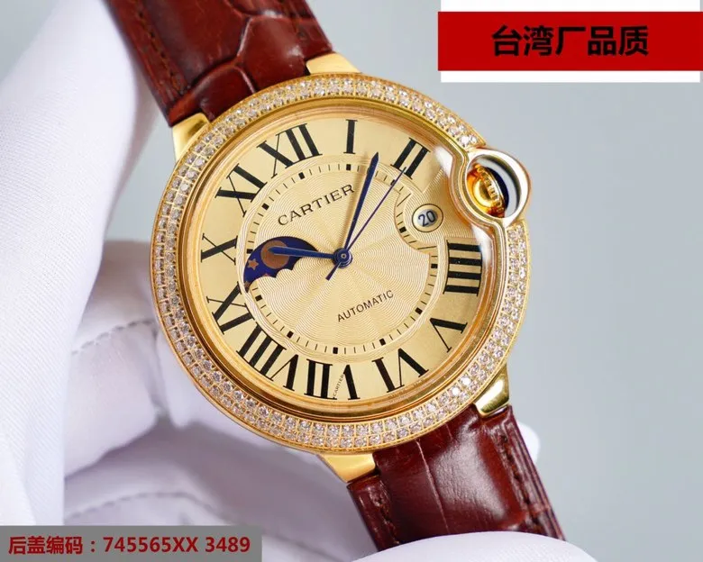 [Taiwan Factory Star Series 8217 Japanese Machine] Cartier Blue Balloon Series, this series of watches is famous for its delicate style and elegant style in the Cartier watchmaking industry. Of course, this watch must have such characteristics. The color of the stainless steel case makes the watch as light as a balloon, and the blue crown seems to have disobediently deviated from the original planned trajectory, like a playful couple. The Roman numerals on the dial look retro and deep, decorated with guilloche patterns and sword-shaped hands. The entire watch gives people a delicate and considerate feel. Isn’t this what couples need? Built-in: Japanese Citizen fully automatic machine, water drop (fish eye bubble) sapphire glass mirror, highly waterproof, burnt steel blue pointer color, head curvature🎈