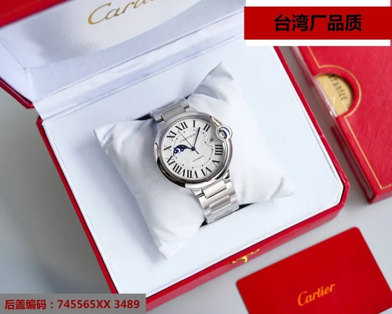 [Taiwan Factory Star Series 8217 Japanese Machine] Cartier Blue Balloon Series, this series of watches is famous for its delicate style and elegant style in the Cartier watchmaking industry. Of course, this watch must have such characteristics. The color of the stainless steel case makes the watch as light as a balloon, and the blue crown seems to have disobediently deviated from the original planned trajectory, like a playful couple. The Roman numerals on the dial look retro and deep, decorated with guilloche patterns and sword-shaped hands. The entire watch gives people a delicate and considerate feel. Isn’t this what couples need? Built-in: Japanese Citizen fully automatic machine, water drop (fish eye bubble) sapphire glass mirror, highly waterproof, burnt steel blue pointer color, head curvature🎈