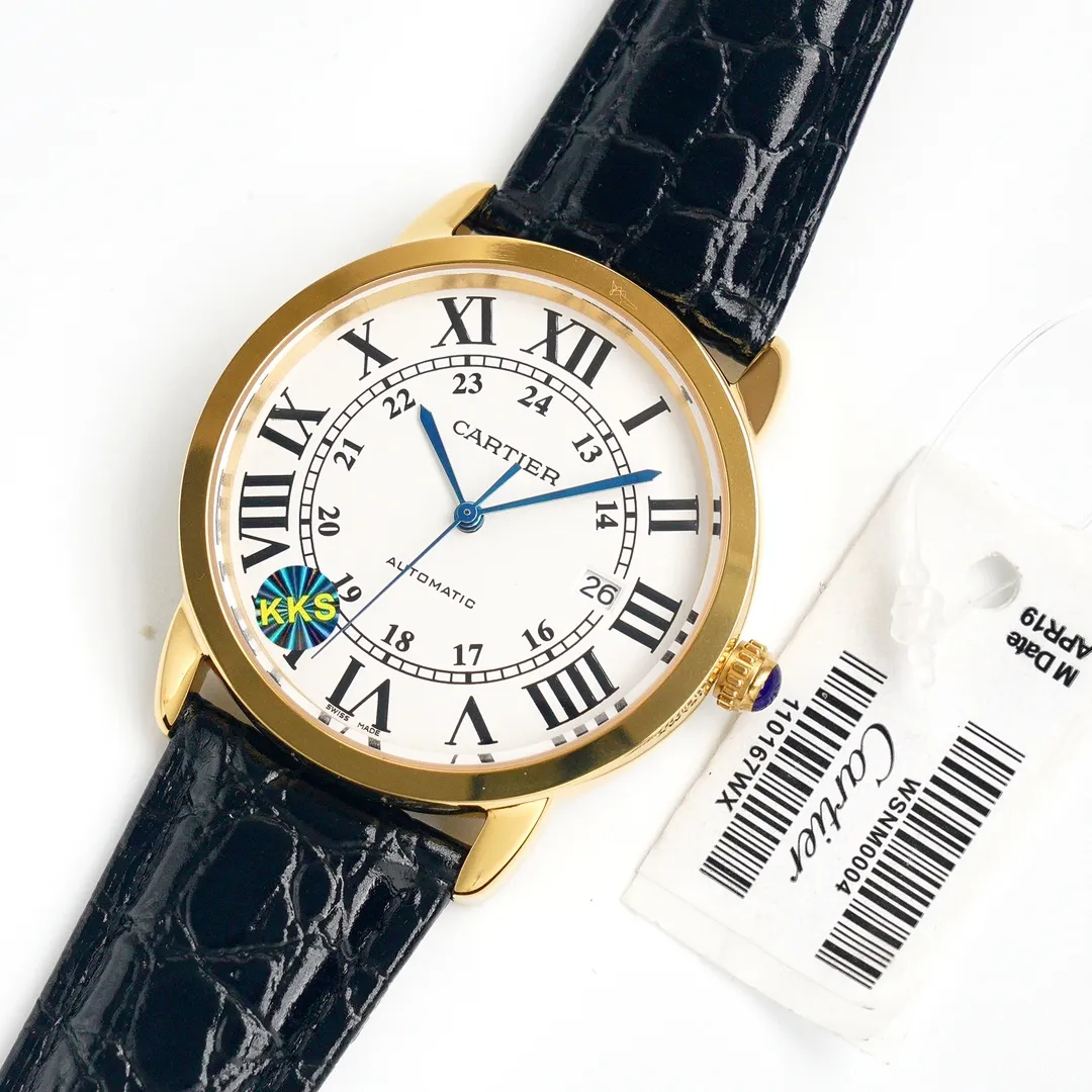 【Top replica】💰2900! Cartier London's new work at the Basel Fair CARTIER London starry SOLO series men's model, genuine open mold, 1, [Case] ​​316 stainless steel, CNC deep processing handle inlaid with the same white spinel as the genuine product, Mohs hardness reaches level 9, equipped with a sapphire scratch-resistant mirror! 2. [Inlay] The bezel is made of imported Czech diamonds, with top cutting technology, uniform size, and perfect hand-made inlay. 3. [Size] The size of 42mm*9mm is not only exquisite and elegant, but also practical, suitable for various clothing occasions. 4. [Movement] Using Swiss 2836 movement, original sealed bottom cover! Good stability! 5. [Strap] Paired with original imported Italian crocodile leather pattern 6. [Details] The three-pin model uses the same easy-to-use one-button ear-opening function as the original! This is the darling of the luxury trend. It is a watch worthy of collection by men. You must look for the original grilled steel blue hands of this top version and the engraved code under the independent balance wheel!