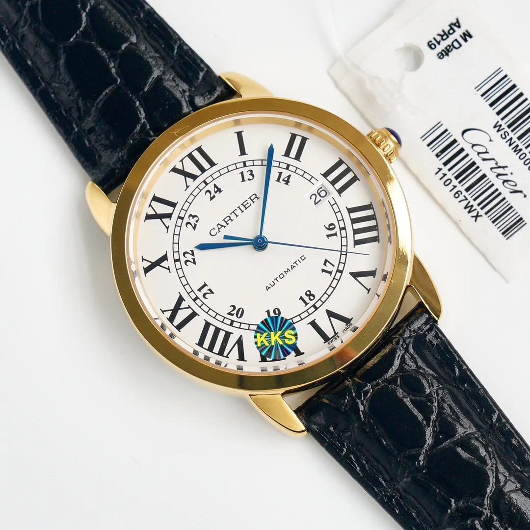 【Top replica】💰2900! Cartier London's new work at the Basel Fair CARTIER London starry SOLO series men's model, genuine open mold, 1, [Case] ​​316 stainless steel, CNC deep processing handle inlaid with the same white spinel as the genuine product, Mohs hardness reaches level 9, equipped with a sapphire scratch-resistant mirror! 2. [Inlay] The bezel is made of imported Czech diamonds, with top cutting technology, uniform size, and perfect hand-made inlay. 3. [Size] The size of 42mm*9mm is not only exquisite and elegant, but also practical, suitable for various clothing occasions. 4. [Movement] Using Swiss 2836 movement, original sealed bottom cover! Good stability! 5. [Strap] Paired with original imported Italian crocodile leather pattern 6. [Details] The three-pin model uses the same easy-to-use one-button ear-opening function as the original! This is the darling of the luxury trend. It is a watch worthy of collection by men. You must look for the original grilled steel blue hands of this top version and the engraved code under the independent balance wheel!