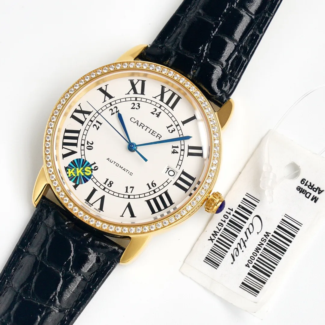 【Top replica】💰2900! Cartier London's new work at the Basel Fair CARTIER London starry SOLO series men's model, genuine open mold, 1, [Case] ​​316 stainless steel, CNC deep processing handle inlaid with the same white spinel as the genuine product, Mohs hardness reaches level 9, equipped with a sapphire scratch-resistant mirror! 2. [Inlay] The bezel is made of imported Czech diamonds, with top cutting technology, uniform size, and perfect hand-made inlay. 3. [Size] The size of 42mm*9mm is not only exquisite and elegant, but also practical, suitable for various clothing occasions. 4. [Movement] Using Swiss 2836 movement, original sealed bottom cover! Good stability! 5. [Strap] Paired with original imported Italian crocodile leather pattern 6. [Details] The three-pin model uses the same easy-to-use one-button ear-opening function as the original! This is the darling of the luxury trend. It is a watch worthy of collection by men. You must look for the original grilled steel blue hands of this top version and the engraved code under the independent balance wheel!
