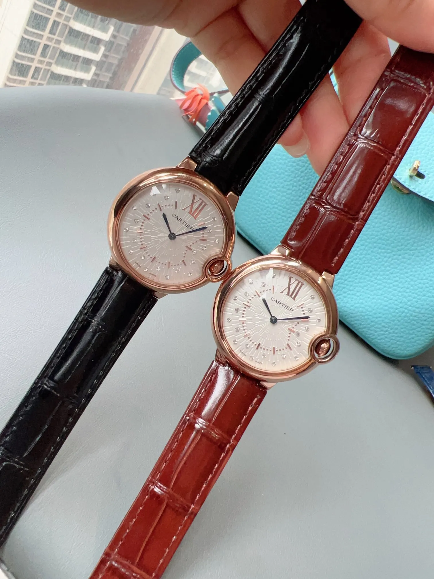 [High-end replica] 💰960 yuan each! The new Cartier Blue Balloon ✔️The most popular color, a perfect healing color/very elegant color, the pebbled leather has just the right saturation, the delicate sheepskin is super soft and comfortable to wear. The key is the super white color❗️ Cartier Blue Balloon is inlaid with diamonds💎Gold is luxurious and noble. The real thing is super beautiful💋Swiss quartz size 36mm. Highly recommended to buy [Wow]