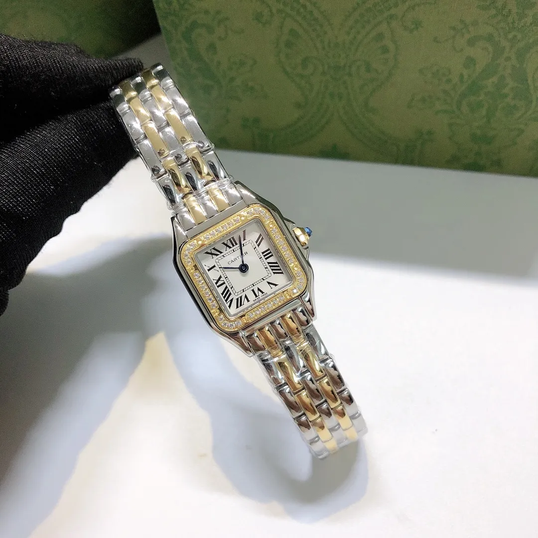 【Foreign trade import】💰1080! Cartier Panthère de Cartier cheetah watch, gorgeous and unruly, is the aesthetic style conveyed by Panthère de Cartier cheetah. Its lines are smooth, charming, soft and docile on the wrist, as if dancing on the skin. The unique shape highlights a mature, elegant, confident and attractive female image. The case is formed in one piece, with a size of 27mm for the medium size and 21mm for the small size. It is equipped with an original Swiss quartz movement, a 316L stainless steel case, a synthetic blue spinel on the crown, a silver-plated dial, and sword-shaped blue steel hands.