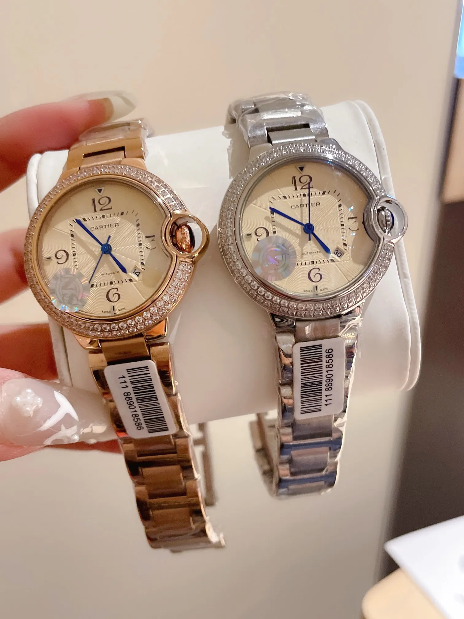 【High-end replica】💰1120! The Ballon Bleu de Cartier luxury watch series, with a versatile size of 33mm, is simple and unique in taste. It abandons the complicated and gorgeous decorations that are popular in modern times, reinterprets beauty with simplicity, and creates exclusive high quality. The dial is made of Swarovski crystal diamonds. The elegant, refined and noble temperament is fully displayed. The new crocodile pattern cowhide is more suitable for this summer. It is suitable for various high-end gathering occasions and is the best choice for matching with various sweaters and furs~~