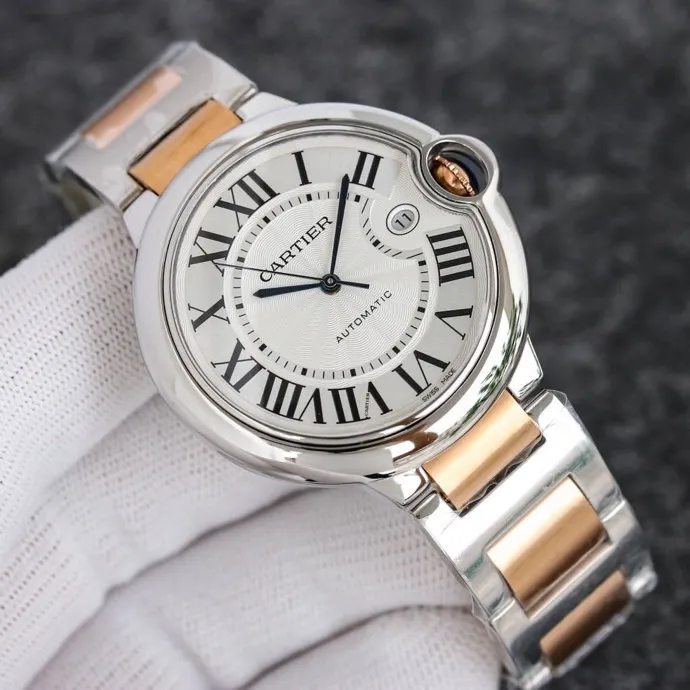 The 42 size upgraded version of the Taiwan factory is equipped with 2824 Ruijie, 1, dark yellow lettering, 2 baked blue hands, 3 original sand buckle, 4 centered handle, 5, obvious crescent. This series of watches is famous for its delicate style and elegant style in the Cartier watchmaking industry. Of course, this watch must have such characteristics. The color of the stainless steel case makes the watch as light as a balloon, and the blue crown seems to have disobediently deviated from the original planned trajectory, like a playful couple. The Roman numeral hour markers look retro and deep on the dial, decorated with guilloche patterns and sword-shaped hands. The entire watch gives people a delicate and considerate feel. Isn’t that what couples need? Waterdrop (fish eye bubble) sapphire glass mirror. Highly waterproof. Curved handle shape.