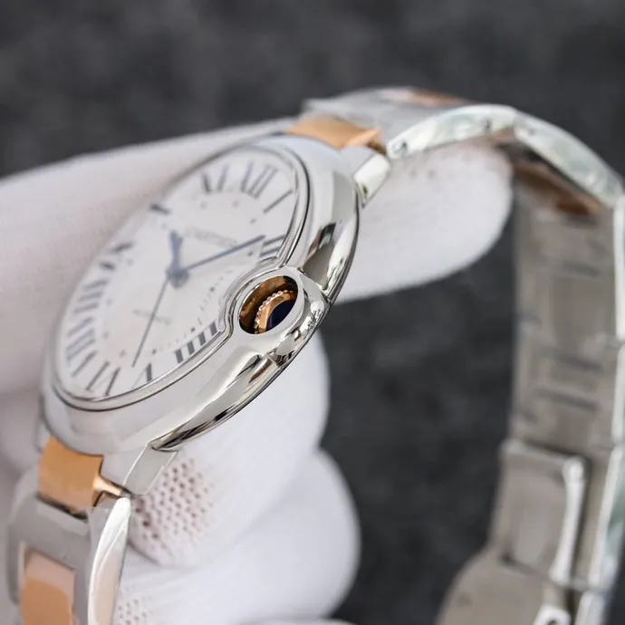 The 42 size upgraded version of the Taiwan factory is equipped with 2824 Ruijie, 1, dark yellow lettering, 2 baked blue hands, 3 original sand buckle, 4 centered handle, 5, obvious crescent. This series of watches is famous for its delicate style and elegant style in the Cartier watchmaking industry. Of course, this watch must have such characteristics. The color of the stainless steel case makes the watch as light as a balloon, and the blue crown seems to have disobediently deviated from the original planned trajectory, like a playful couple. The Roman numeral hour markers look retro and deep on the dial, decorated with guilloche patterns and sword-shaped hands. The entire watch gives people a delicate and considerate feel. Isn’t that what couples need? Waterdrop (fish eye bubble) sapphire glass mirror. Highly waterproof. Curved handle shape.