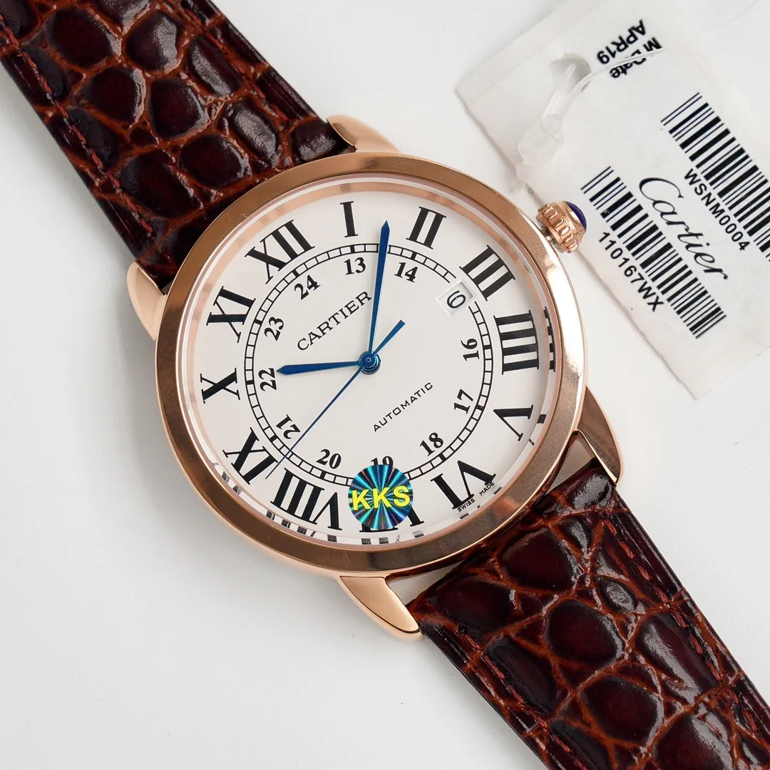 【Top replica】💰2900! Cartier London's new work at the Basel Fair CARTIER London starry SOLO series men's model, genuine open mold, 1, [Case] ​​316 stainless steel, CNC deep processing handle inlaid with the same white spinel as the genuine product, Mohs hardness reaches level 9, equipped with a sapphire scratch-resistant mirror! 2. [Inlay] The bezel is made of imported Czech diamonds, with top cutting technology, uniform size, and perfect hand-made inlay. 3. [Size] The size of 42mm*9mm is not only exquisite and elegant, but also practical, suitable for various clothing occasions. 4. [Movement] Using Swiss 2836 movement, original sealed bottom cover! Good stability! 5. [Strap] Paired with original imported Italian crocodile leather pattern 6. [Details] The three-pin model uses the same easy-to-use one-button ear-opening function as the original! This is the darling of the luxury trend. It is a watch worthy of collection by men. You must look for the original grilled steel blue hands of this top version and the engraved code under the independent balance wheel!