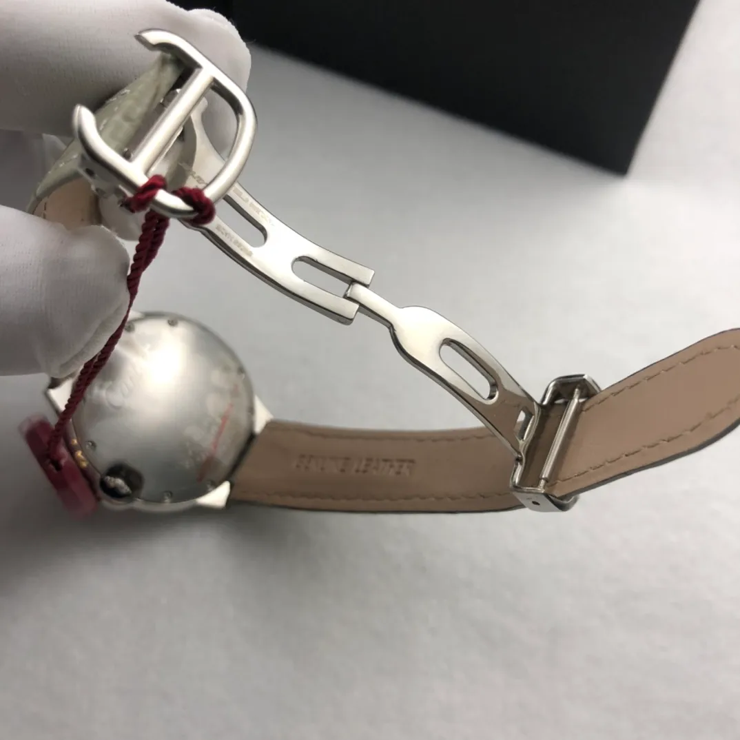 【Foreign trade import】💰840! Cartier - [CARTIER Blue Balloon Series Goddess Watch is very popular among goddesses. The 316L stainless steel case is inlaid with Czech high-shine diamonds. The clean Roman and diamond stud brushed metal dial shows a simple temperament. The imported quartz movement, the latest and most pink color is super white, and the appearance and temperament are amazing! Original folding clasp, size: 36mm