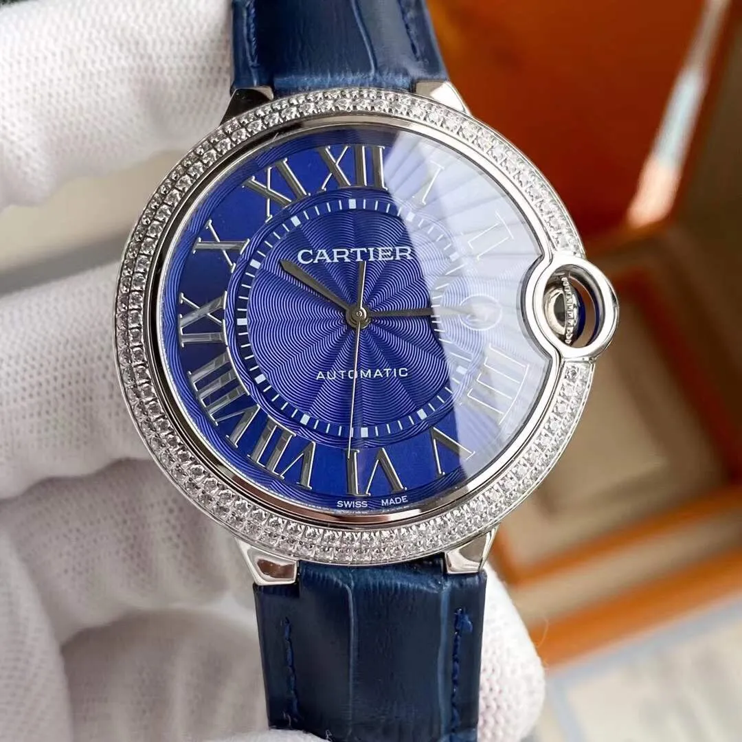 Cartier Blue Balloon series, this series of watches is famous for its delicate style and elegant style in Cartier watchmaking industry. Of course, this watch must have such characteristics. The color of the stainless steel case makes the watch as light as a balloon, and the blue crown seems to have disobediently deviated from the original planned trajectory, like a playful couple. The Roman numerals on the dial look retro and deep, decorated with guilloche patterns and sword-shaped hands. The entire watch gives people a delicate and considerate feel. Isn’t this what couples need? Sapphire glass mirror, highly waterproof, burnt steel blue pointer color, crown curvature🎈