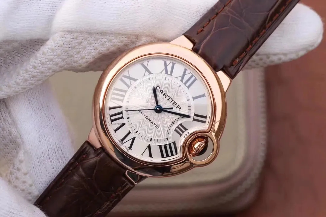 【Customized all-in-one machine】💰1920! 【Top replica】💰2800! Cartier Blue Balloon W6920100 women's watch, original Swiss ETA2671 movement (authentic basic movement) Blue Balloon 33mm women's model, size 33MM, exclusive source on the market, using the original factory (authentic Cartier original Swiss ETA2671 fully automatic movement assembly) double-shaped sapphire crystal glass, high-definition sun pattern silver-plated panel, burnt steel blue needle quenched at 1600 degrees Celsius , the drum-shaped head gem is full of blue light, and no matter how beautiful a watch is, it will be in vain if the movement is not good. Cartier is a well-known hot commodity in the purchasing circle, especially the Cartier Blue Balloon. As one of the most popular watches in the watch circle, it has always maintained its standing position. But its long history still cannot hide its edge. It is durable and never goes out of style. This exclusive source of goods is truly perfect in every detail regardless of its "appearance" or "inside"! The original design of the mechanical watch is rich in connotation, and it is the favorite of beautiful girls.