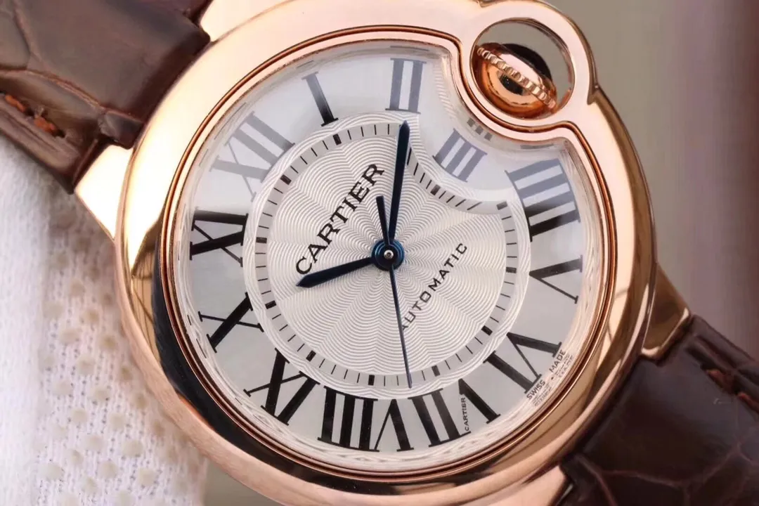 【Customized all-in-one machine】💰1920! 【Top replica】💰2800! Cartier Blue Balloon W6920100 women's watch, original Swiss ETA2671 movement (authentic basic movement) Blue Balloon 33mm women's model, size 33MM, exclusive source on the market, using the original factory (authentic Cartier original Swiss ETA2671 fully automatic movement assembly) double-shaped sapphire crystal glass, high-definition sun pattern silver-plated panel, burnt steel blue needle quenched at 1600 degrees Celsius , the drum-shaped head gem is full of blue light, and no matter how beautiful a watch is, it will be in vain if the movement is not good. Cartier is a well-known hot commodity in the purchasing circle, especially the Cartier Blue Balloon. As one of the most popular watches in the watch circle, it has always maintained its standing position. But its long history still cannot hide its edge. It is durable and never goes out of style. This exclusive source of goods is truly perfect in every detail regardless of its "appearance" or "inside"! The original design of the mechanical watch is rich in connotation, and it is the favorite of beautiful girls.