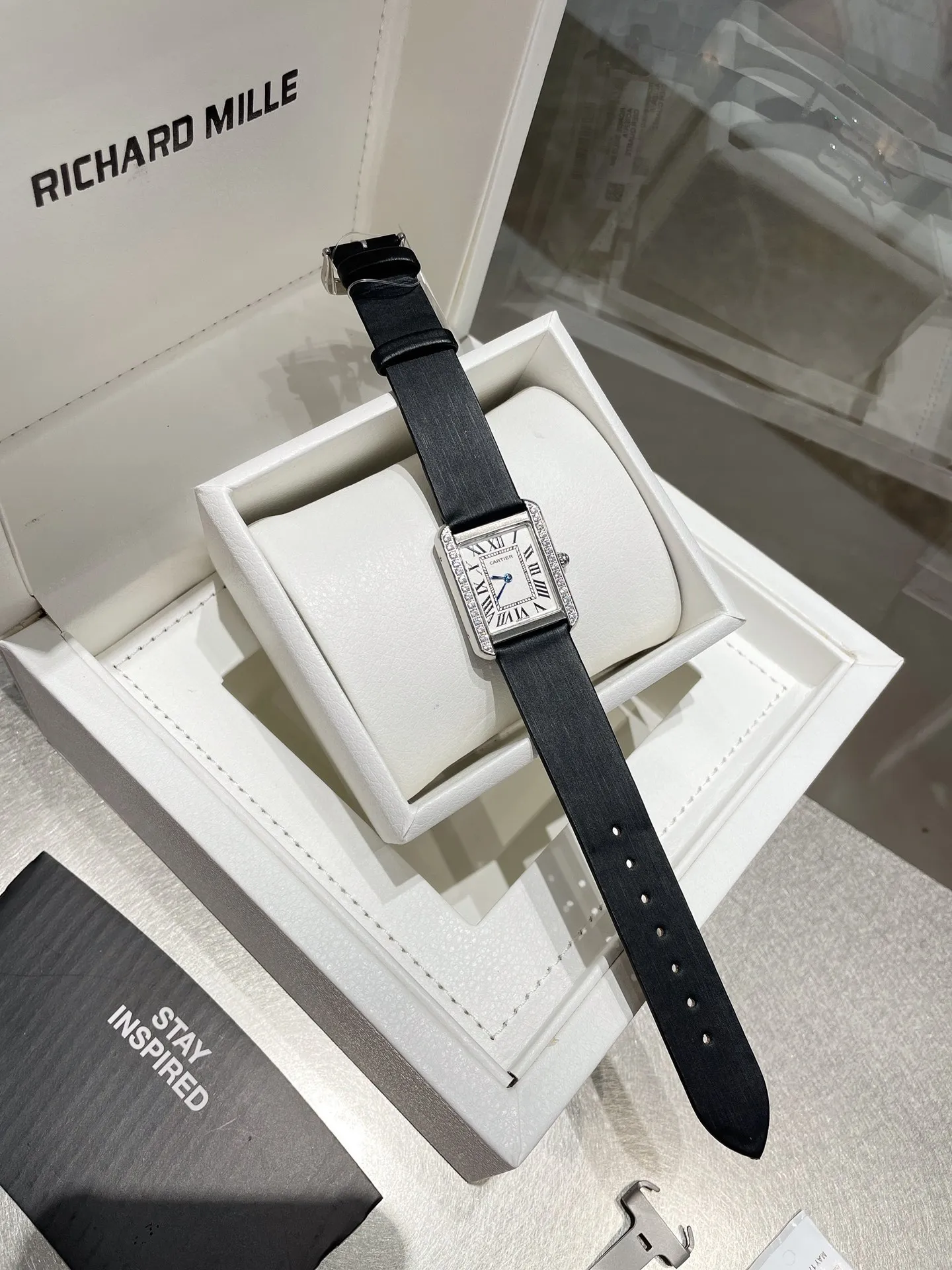【High-end replica】💰1360! Cartier tank series retro watch TANK tank series! The lettering adopts three-dimensional protrusion, 316L stainless steel version, couple watch, imported Swiss movement, three codes in one. Medium size 27MMX34MM, small size 24MMX31MM. The details are polished, the color of the hands, the curvature of the handle, the original pebbled leather belt, the original stainless steel belt, with sticker code, color distribution: white shell, gold shell, rose gold shell, strap colors are complete! Imported Swiss movement, Sapphire TankSolo’s ingenuity is worth owning!