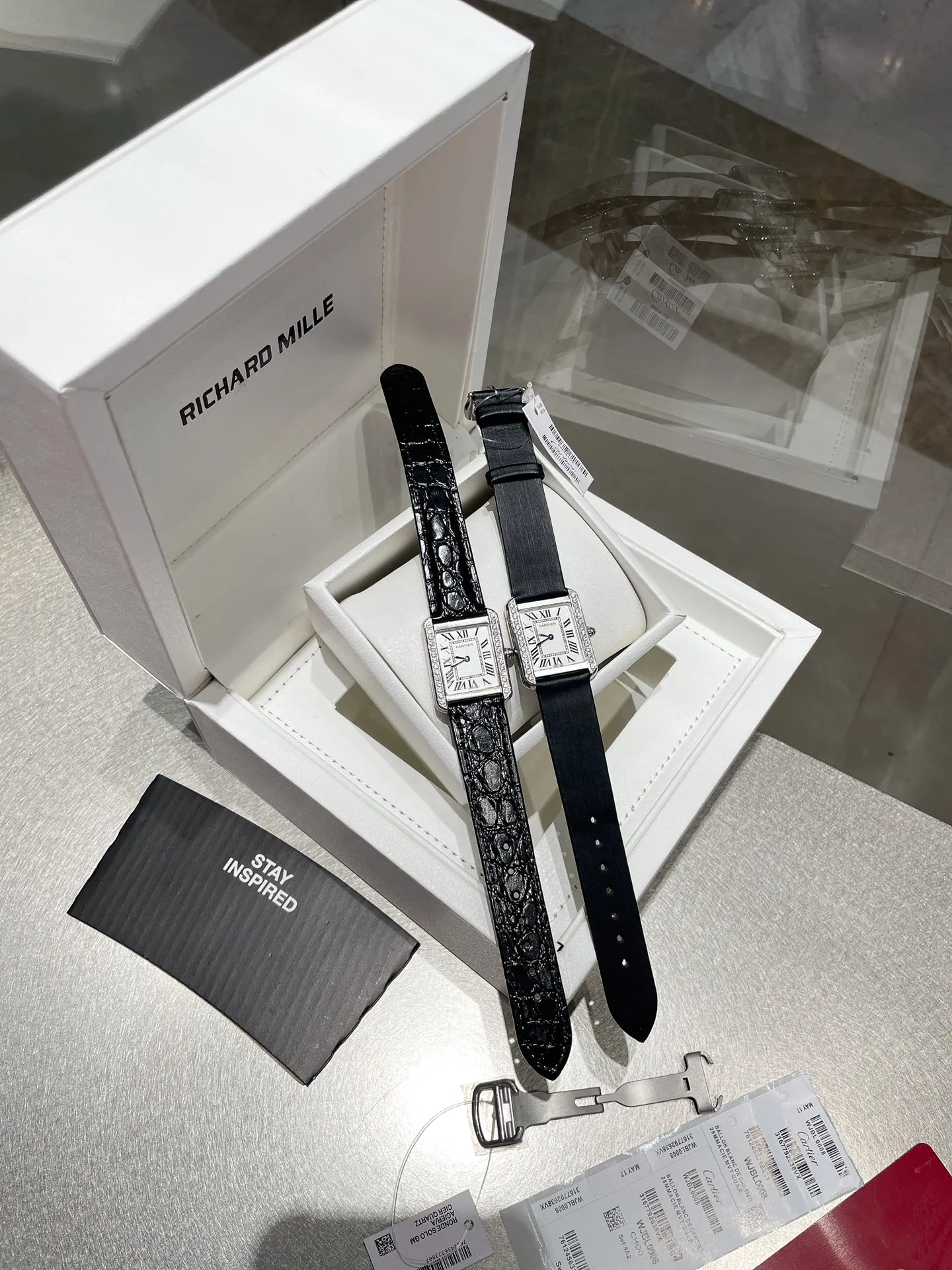 【High-end replica】💰1360! Cartier tank series retro watch TANK tank series! The lettering adopts three-dimensional protrusion, 316L stainless steel version, couple watch, imported Swiss movement, three codes in one. Medium size 27MMX34MM, small size 24MMX31MM. The details are polished, the color of the hands, the curvature of the handle, the original pebbled leather belt, the original stainless steel belt, with sticker code, color distribution: white shell, gold shell, rose gold shell, strap colors are complete! Imported Swiss movement, Sapphire TankSolo’s ingenuity is worth owning!