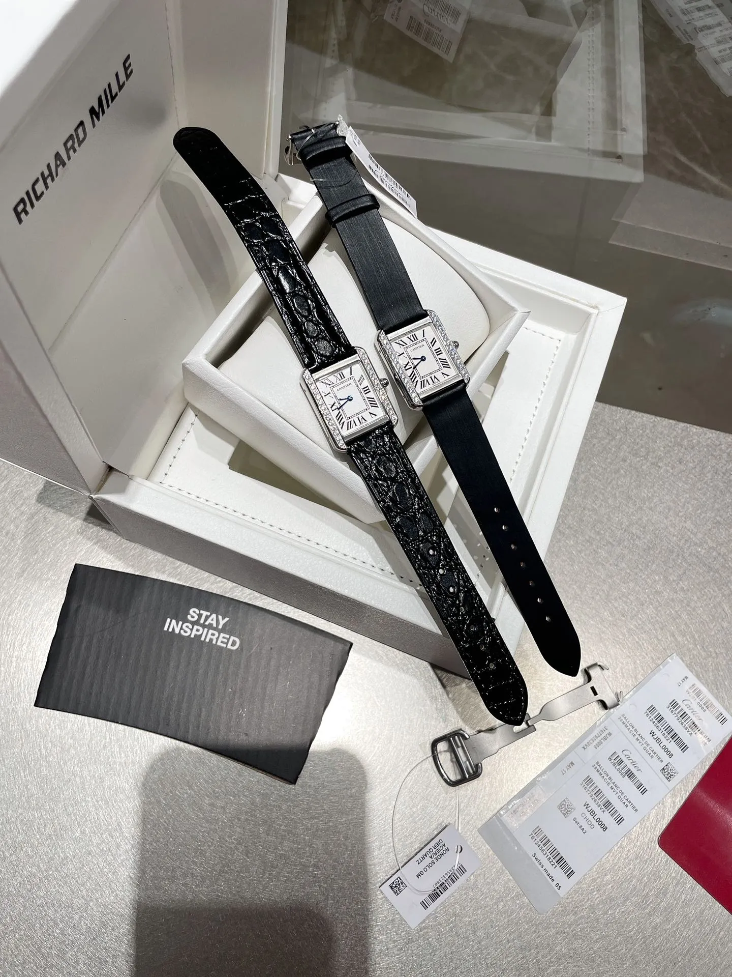 【High-end replica】💰1360! Cartier tank series retro watch TANK tank series! The lettering adopts three-dimensional protrusion, 316L stainless steel version, couple watch, imported Swiss movement, three codes in one. Medium size 27MMX34MM, small size 24MMX31MM. The details are polished, the color of the hands, the curvature of the handle, the original pebbled leather belt, the original stainless steel belt, with sticker code, color distribution: white shell, gold shell, rose gold shell, strap colors are complete! Imported Swiss movement, Sapphire TankSolo’s ingenuity is worth owning!