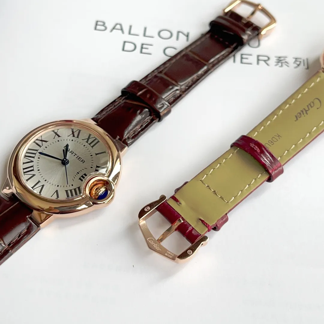 【Taiwan Factory】💰1720! 【Top replica】💰2500! Ballon Bleude Cartier Cartier blue balloon watch, imported Swiss quartz movement, haze silver sunburst surface, imported Italian calfskin strap, traditional K gold fire stamp pin buckle, quenched steel blue hands, spherical fisheye sapphire mirror, dial size 33mm, this picture is a real shot taken by the Taiwan factory!