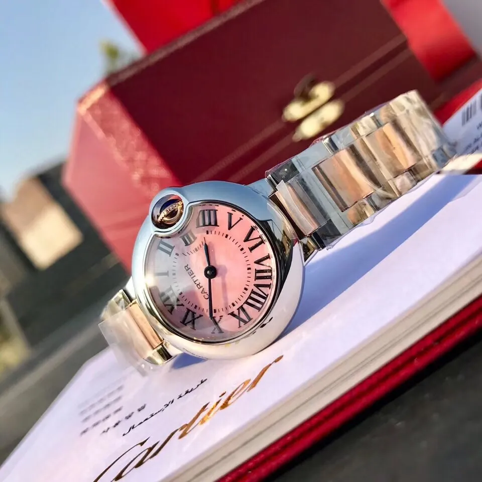 Cartier Blue Balloon 18k electroplated rose gold pink mother-of-pearl face 28mm arrives! Big news coming‼ Through connections, I obtained a batch of blue balloons seized by customs! One of the hottest styles in the world! A classic that can carry the years and never go out of style! Exclusive channel! The rhythm of selling one piece and one piece less! The movement is quartz. Cartier, the world's top jewelry and watch brand, has produced many classics in its long brand history, such as legendary series of watches such as Santos and Tank. The most popular style of Cartier watches in recent years is undoubtedly the Ballon Bleu. With its ultra-thin body and light texture, the ultra-thin watch interprets the usual elegance of the Blue Balloon watch series to the extreme.