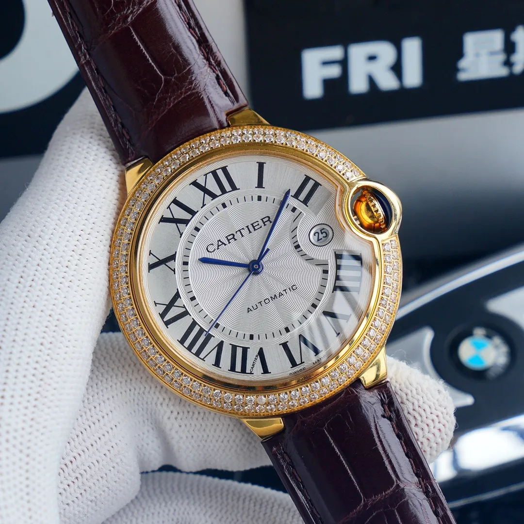 Cartier Blue Balloon series, this series of watches is famous for its delicate style and elegant style in Cartier watchmaking industry. Of course, this watch must have such characteristics. The color of the stainless steel case makes the watch as light as a balloon, and the blue crown seems to have disobediently deviated from the original planned trajectory, like a playful couple. The Roman numerals on the dial look retro and deep, decorated with guilloche patterns and sword-shaped hands. The entire watch gives people a delicate and considerate feel. Isn’t this what couples need? Built-in: Japanese Citizen fully automatic machine, water drop (fish eye bubble) sapphire glass mirror, highly waterproof, burnt steel blue pointer color, head curvature⚠Please look for exclusive quality