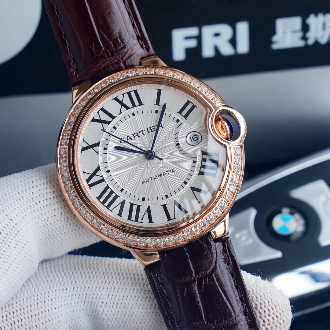 Cartier Blue Balloon series, this series of watches is famous for its delicate style and elegant style in Cartier watchmaking industry. Of course, this watch must have such characteristics. The color of the stainless steel case makes the watch as light as a balloon, and the blue crown seems to have disobediently deviated from the original planned trajectory, like a playful couple. The Roman numerals on the dial look retro and deep, decorated with guilloche patterns and sword-shaped hands. The entire watch gives people a delicate and considerate feel. Isn’t this what couples need? Built-in: Japanese Citizen fully automatic machine, water drop (fish eye bubble) sapphire glass mirror, highly waterproof, burnt steel blue pointer color, head curvature⚠Please look for exclusive quality
