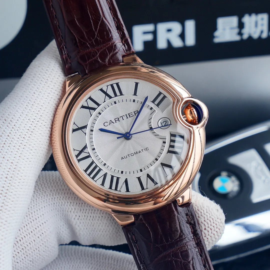 Cartier Blue Balloon series, this series of watches is famous for its delicate style and elegant style in Cartier watchmaking industry. Of course, this watch must have such characteristics. The color of the stainless steel case makes the watch as light as a balloon, and the blue crown seems to have disobediently deviated from the original planned trajectory, like a playful couple. The Roman numerals on the dial look retro and deep, decorated with guilloche patterns and sword-shaped hands. The entire watch gives people a delicate and considerate feel. Isn’t this what couples need? Built-in: Japanese Citizen fully automatic machine, water drop (fish eye bubble) sapphire glass mirror, highly waterproof, burnt steel blue pointer color, head curvature⚠Please look for exclusive quality