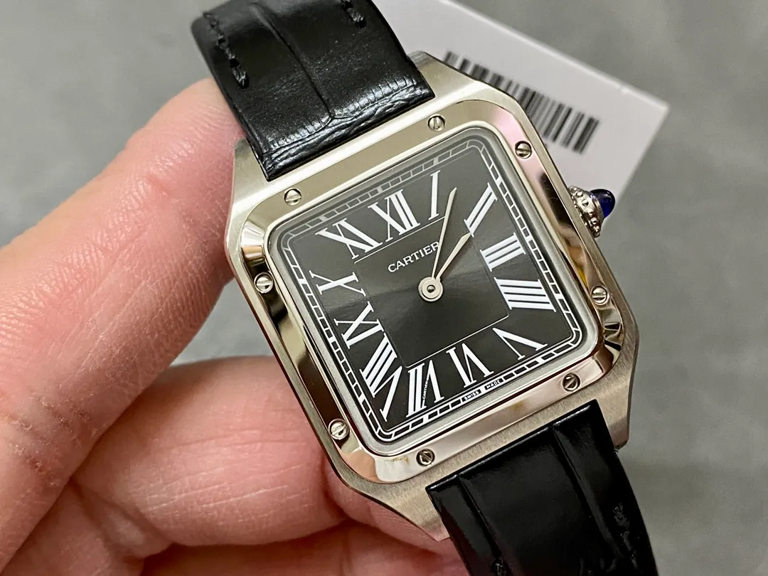 【High-end replica】💰1160! 【Taiwan Factory】💰1720! 【Top Replica】💰Private chat! Cartier's classic work, the Cartier Santos. Dumont series, has a smooth silhouette, simple and elegant shape, and is very in line with the trendy taste of contemporary gentlemen. Large watch diameter: 46.6*33.9mm, medium watch diameter: 43.5*31.4mm, small watch diameter: 38*27.5mm; Swiss quartz movement Compared with round watches, square watches have sharp edges and corners The design is particularly unique, and when it comes to classics among square watches, Cartier's Santos is naturally on the list. The Santos watch is not only a model among square watches, but is also considered "the world's first modern watch." The birth of the Santos series of watches is full of legend. At that time, Louis Cartier created a watch that could be worn on the hand for his friend, Brazilian pilot Alberto Santos Dumont, to facilitate checking the time during flight. The first modern wristwatch in history came into being. This watch is made of fine steel. The frosted dial is equipped with sword-shaped blue steel hands and classic Roman numeral time scales. It is classic and durable. The outer ring of the Roman numerals is a track scale, which adds some retro features to the watch dial. There are 8 screws on the bezel, which is very recognizable. The side is brushed and the bezel is polished, making it suitable for both formal wear and casual style. The case has a slight curvature, which fits the wrist perfectly and is very comfortable to wear; the crown is a blue natural spinel, and the Italian calfskin strap matches the blue round gemstone inlaid on the crown, giving the overall look an elegant and refined gentlemanly temperament. The pictures were taken as top replica real shots!