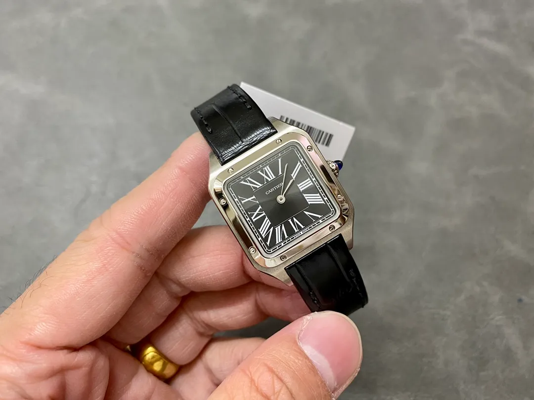 【High-end replica】💰1160! 【Taiwan Factory】💰1720! 【Top Replica】💰Private chat! Cartier's classic work, the Cartier Santos. Dumont series, has a smooth silhouette, simple and elegant shape, and is very in line with the trendy taste of contemporary gentlemen. Large watch diameter: 46.6*33.9mm, medium watch diameter: 43.5*31.4mm, small watch diameter: 38*27.5mm; Swiss quartz movement Compared with round watches, square watches have sharp edges and corners The design is particularly unique, and when it comes to classics among square watches, Cartier's Santos is naturally on the list. The Santos watch is not only a model among square watches, but is also considered "the world's first modern watch." The birth of the Santos series of watches is full of legend. At that time, Louis Cartier created a watch that could be worn on the hand for his friend, Brazilian pilot Alberto Santos Dumont, to facilitate checking the time during flight. The first modern wristwatch in history came into being. This watch is made of fine steel. The frosted dial is equipped with sword-shaped blue steel hands and classic Roman numeral time scales. It is classic and durable. The outer ring of the Roman numerals is a track scale, which adds some retro features to the watch dial. There are 8 screws on the bezel, which is very recognizable. The side is brushed and the bezel is polished, making it suitable for both formal wear and casual style. The case has a slight curvature, which fits the wrist perfectly and is very comfortable to wear; the crown is a blue natural spinel, and the Italian calfskin strap matches the blue round gemstone inlaid on the crown, giving the overall look an elegant and refined gentlemanly temperament. The pictures were taken as top replica real shots!