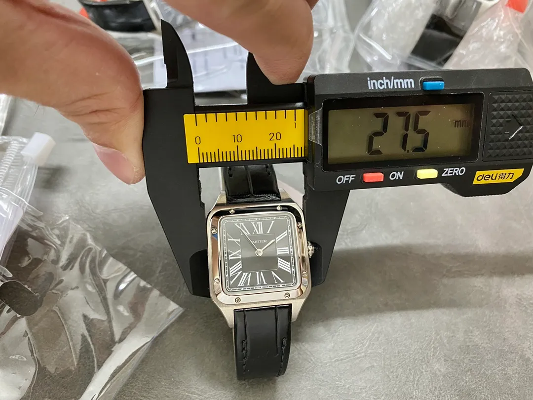 【High-end replica】💰1160! 【Taiwan Factory】💰1720! 【Top Replica】💰Private chat! Cartier's classic work, the Cartier Santos. Dumont series, has a smooth silhouette, simple and elegant shape, and is very in line with the trendy taste of contemporary gentlemen. Large watch diameter: 46.6*33.9mm, medium watch diameter: 43.5*31.4mm, small watch diameter: 38*27.5mm; Swiss quartz movement Compared with round watches, square watches have sharp edges and corners The design is particularly unique, and when it comes to classics among square watches, Cartier's Santos is naturally on the list. The Santos watch is not only a model among square watches, but is also considered "the world's first modern watch." The birth of the Santos series of watches is full of legend. At that time, Louis Cartier created a watch that could be worn on the hand for his friend, Brazilian pilot Alberto Santos Dumont, to facilitate checking the time during flight. The first modern wristwatch in history came into being. This watch is made of fine steel. The frosted dial is equipped with sword-shaped blue steel hands and classic Roman numeral time scales. It is classic and durable. The outer ring of the Roman numerals is a track scale, which adds some retro features to the watch dial. There are 8 screws on the bezel, which is very recognizable. The side is brushed and the bezel is polished, making it suitable for both formal wear and casual style. The case has a slight curvature, which fits the wrist perfectly and is very comfortable to wear; the crown is a blue natural spinel, and the Italian calfskin strap matches the blue round gemstone inlaid on the crown, giving the overall look an elegant and refined gentlemanly temperament. The pictures were taken as top replica real shots!