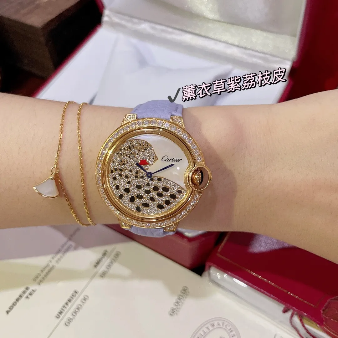【High-end replica】💰1240! Real shot of Cartier women's watch🆕Lavender purple pebbled leather, romantic and mysterious color☑️a symbol of good taste! Rare color 💜The saturation of the pebbled leather is just right. The delicate sheepskin is super soft and comfortable to wear. The key is that it is super fresh. The Cartier blue balloon gold diamond leopard face🌃is full of luxury and nobility. The real thing is super beautiful💋Swiss quartz size 36mm. Look for the exclusive color. Highly recommended to buy!