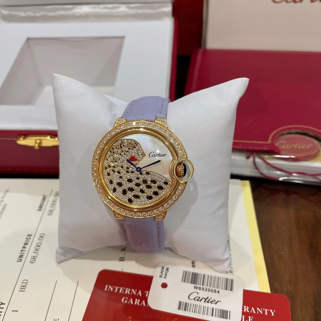 【High-end replica】💰1240! Real shot of Cartier women's watch🆕Lavender purple pebbled leather, romantic and mysterious color☑️a symbol of good taste! Rare color 💜The saturation of the pebbled leather is just right. The delicate sheepskin is super soft and comfortable to wear. The key is that it is super fresh. The Cartier blue balloon gold diamond leopard face🌃is full of luxury and nobility. The real thing is super beautiful💋Swiss quartz size 36mm. Look for the exclusive color. Highly recommended to buy!