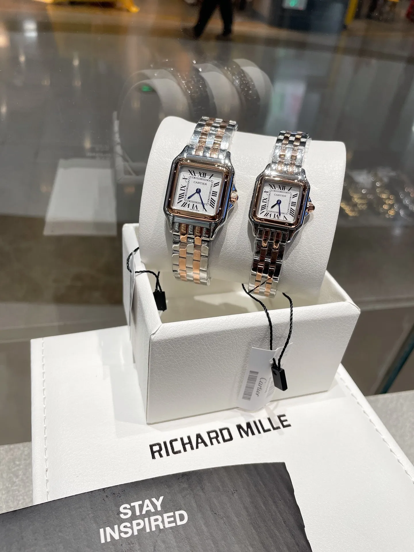 【High-end replica】💰1160! Cartier ⌚️Cheetah watch, new scaleless face, gorgeous and unruly, is the aesthetic style conveyed by Panthère de Cartier cheetah. Its lines are smooth, charming, soft and docile on the wrist, as if dancing on the skin. The unique shape highlights a mature, elegant, confident and attractive female image. The case is one-piece, equipped with genuine Swiss quartz movement, 316L stainless steel case, inlaid with diamonds, the handle is inlaid with a synthetic blue spinel, silver-plated dial, sword-shaped blue steel hands, 100% second degree waterproof, size: 27 x 37 mm, 22*30 mm, two sizes. 🧚‍♀️🧚‍♀️🧚‍♀️
