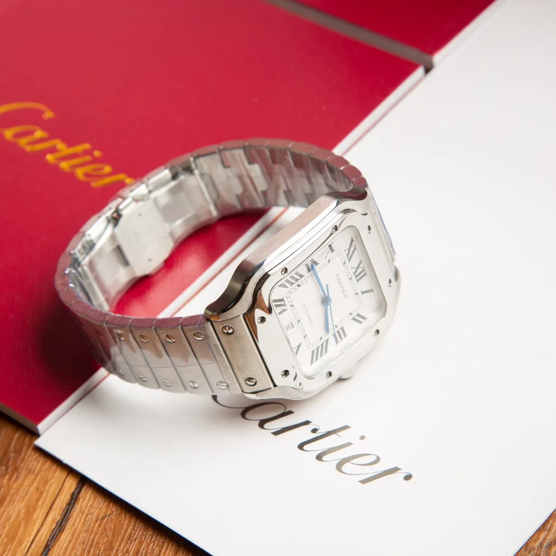 【High-end replica】💰1300! 【Customized all-in-one machine】💰1900! 【Top Replica】💰Private chat! The Cartier Santos de Cartier watch can be said to be the world's first real watch. It has a history of a hundred years. In 1904, Cartier launched a watch that could be worn on the wrist and named it after his close friend Santos. This is the origin of the Santos watch. The so-called "watches" at that time were just some "expedient" watches, which were pocket watches tied to the wrist, with the crown still at 12 o'clock! Santos' pioneering design places the crown at 3 o'clock and inlays a natural spinel on the crown. The blue light has captured the hearts of countless consumers to this day. What I bring to you today is the latest upgraded model of Santos in 2018. It has a new technology upgraded quick-release device. You can remove and remove the strap with just a tap of your hands without any tools. The patented technology is unique, 40mm watch diameter, equipped with original SW200 movement, sapphire glass, 100m waterproof, and shipped with the latest black box from the counter! Great gift for personal use