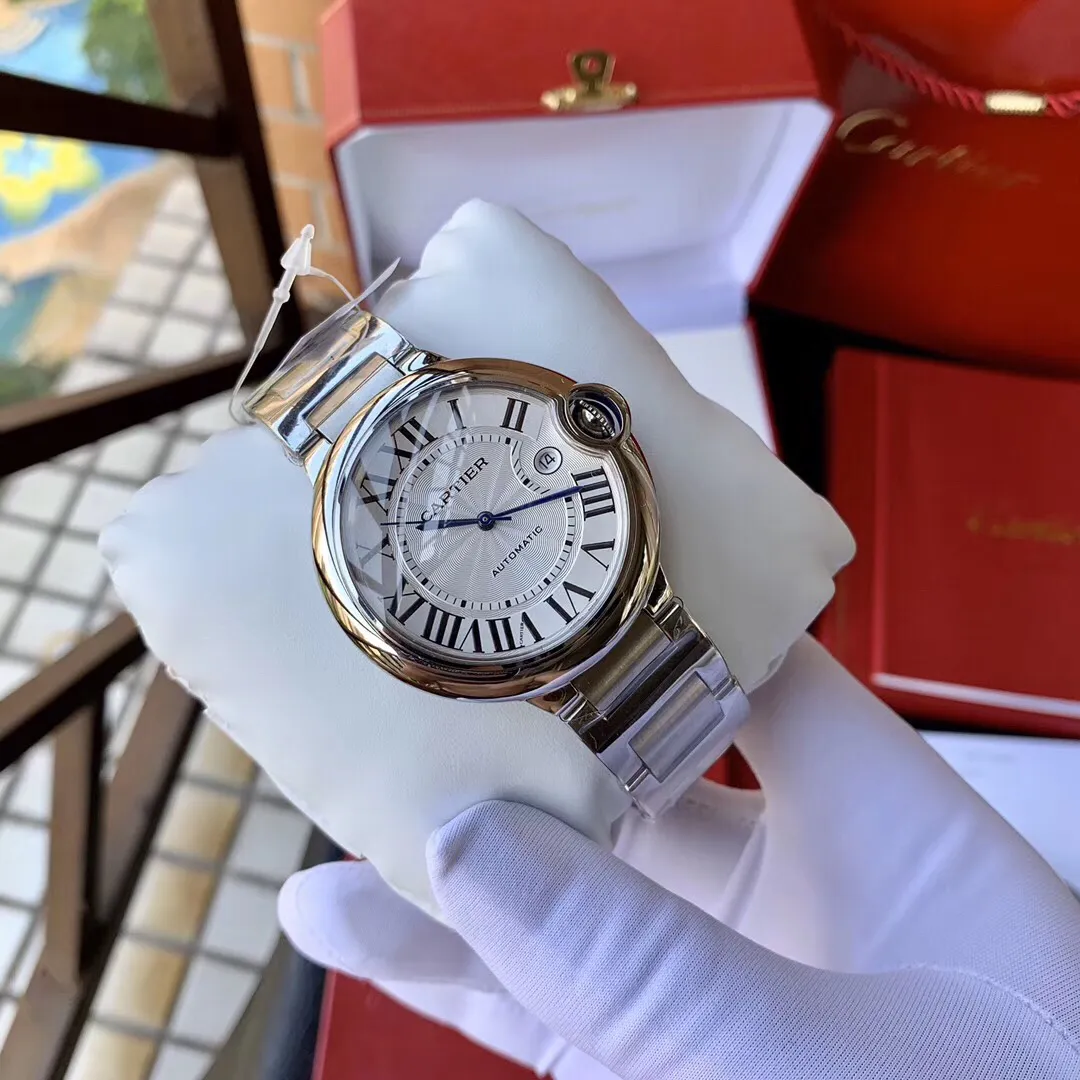 [High-end replica]💰2320 each. The original Taiwan factory has the original shipping box at the counter - with a QR code that can be scanned. 42mm classic white steel and 33mm double row diamonds💋Cartier Blue Balloon series. This series of watches is famous for its delicate style and elegant style in the Cartier watchmaking industry. Of course, this watch must have such characteristics. The color of the stainless steel case makes the watch as light as a balloon, and the blue crown seems to have disobediently deviated from the original planned trajectory, like a playful couple. The Roman numerals on the dial look retro and deep, decorated with guilloche patterns and sword-shaped hands. The entire watch gives people a delicate and considerate feel. Isn’t this what couples need? Built-in: Japanese Citizen fully automatic machine, water drop (fish eye bubble) sapphire glass mirror, highly waterproof, burnt steel blue pointer color, head curvature🎈 🔥Top quality products continue to be produced🔥