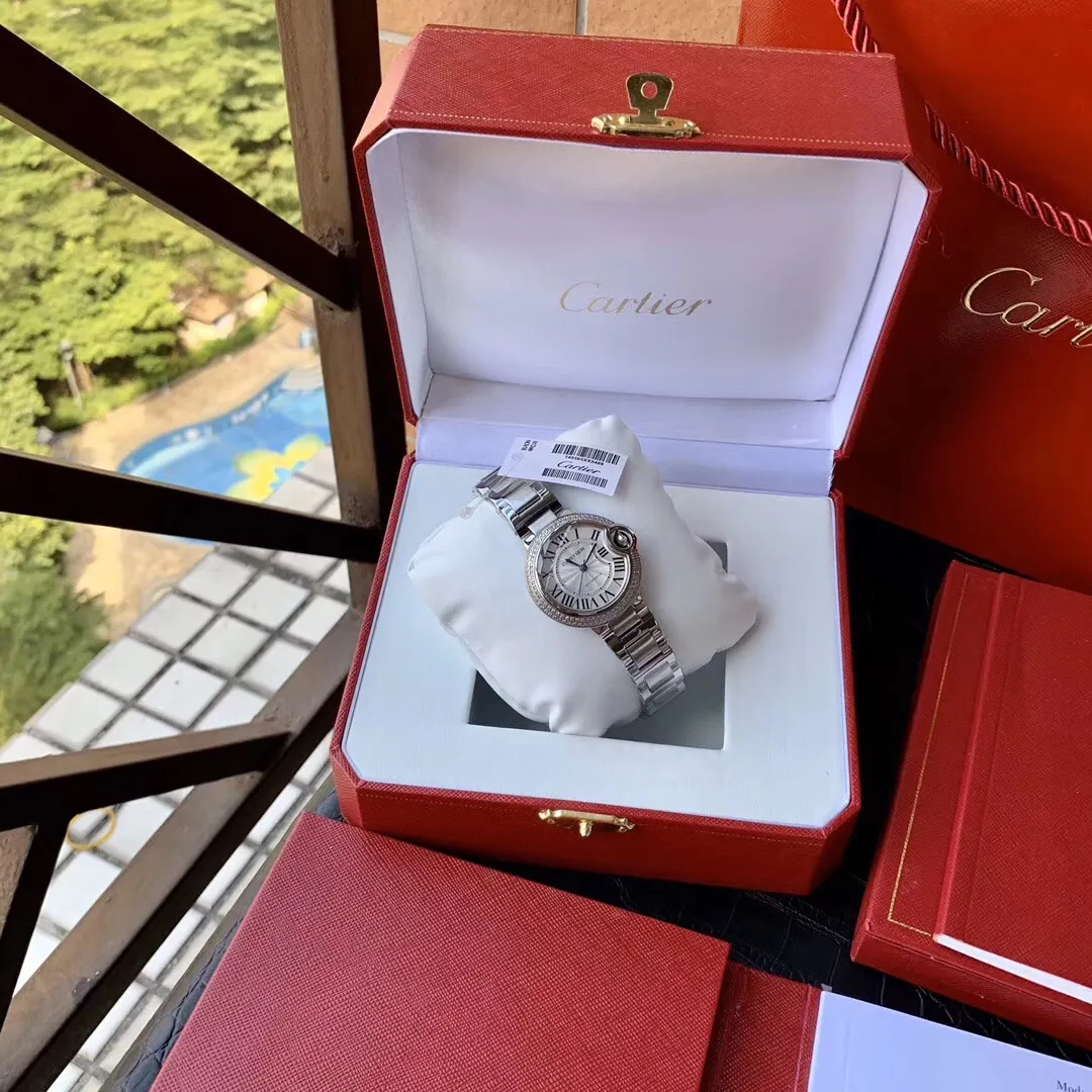 [High-end replica]💰2320 each. The original Taiwan factory has the original shipping box at the counter - with a QR code that can be scanned. 42mm classic white steel and 33mm double row diamonds💋Cartier Blue Balloon series. This series of watches is famous for its delicate style and elegant style in the Cartier watchmaking industry. Of course, this watch must have such characteristics. The color of the stainless steel case makes the watch as light as a balloon, and the blue crown seems to have disobediently deviated from the original planned trajectory, like a playful couple. The Roman numerals on the dial look retro and deep, decorated with guilloche patterns and sword-shaped hands. The entire watch gives people a delicate and considerate feel. Isn’t this what couples need? Built-in: Japanese Citizen fully automatic machine, water drop (fish eye bubble) sapphire glass mirror, highly waterproof, burnt steel blue pointer color, head curvature🎈 🔥Top quality products continue to be produced🔥