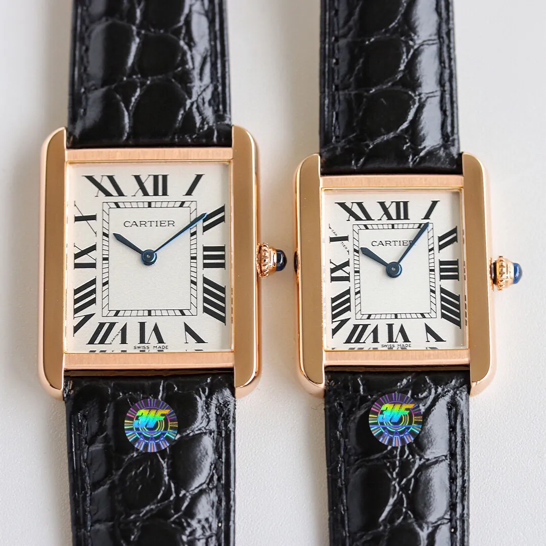 【High-end replica】💰1160! 【Top replica】💰3300 each! Two models of Cartier Tank W5200003 and W5200005 were released at the same time. The couples' watches are large and small. They follow the previous replica plan and use original accessories to assemble to create a unique clone. It is equipped with an original imported Swiss quartz movement to compete with the original. Cartier TANK-SOLO invites all watch friends to appreciate it. [Case] ​​The square case contains the universe. It is very difficult to alternate between rounded corners and right angles in order to pursue the perfect effect. Every finished product reflects the watchmaker’s patience and perseverance in striving for excellence. [Wonderful details] The bullet-shaped spinel, silver-plated pearlescent dial and blued hands are all supplied by the original parts factory. Combined with other accessories, the degree of simulation can be matched by Xiongyu Nei [Watch strap] Italian calfskin, comfortable to wear, medium diameter size 34.8mmX27.4mm. Small diameter size: 31mmX24.4mm. Welcome friends to inquire and taste.