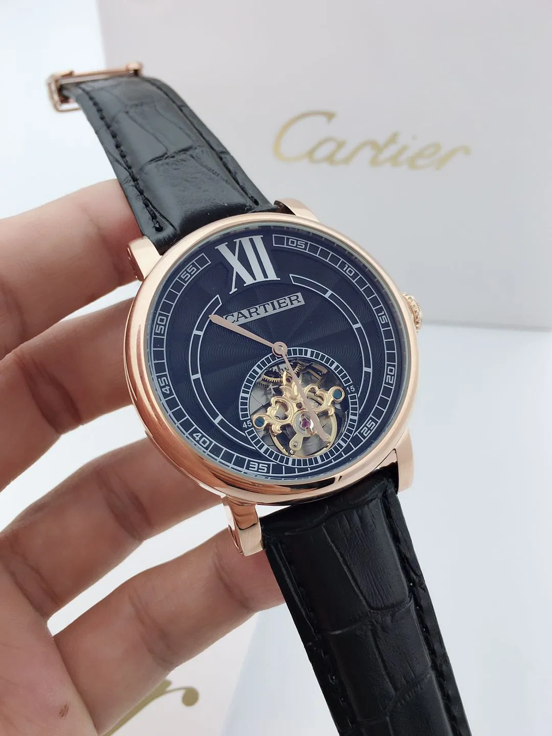 【Foreign Trade Import】💰1240 each! Cartier men's mechanical business casual watch. The enlarged Roman numeral design at 12 o'clock allows people to read the time from a different angle. The exquisite lin pattern dial design contains the most essential and profound charm of men. The stylish hollow dial design allows a clear view of the movement of the movement. The back-through design fully demonstrates the movement of the gears. It records the rhythm of life on the wrist and quietly listens to the pulse of the soul.