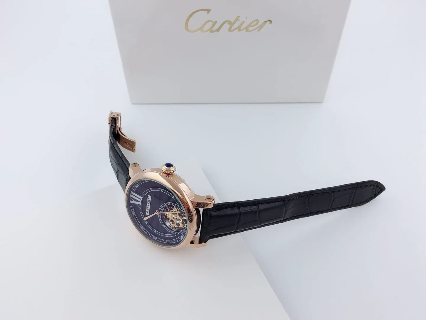 【Foreign Trade Import】💰1240 each! Cartier men's mechanical business casual watch. The enlarged Roman numeral design at 12 o'clock allows people to read the time from a different angle. The exquisite lin pattern dial design contains the most essential and profound charm of men. The stylish hollow dial design allows a clear view of the movement of the movement. The back-through design fully demonstrates the movement of the gears. It records the rhythm of life on the wrist and quietly listens to the pulse of the soul.