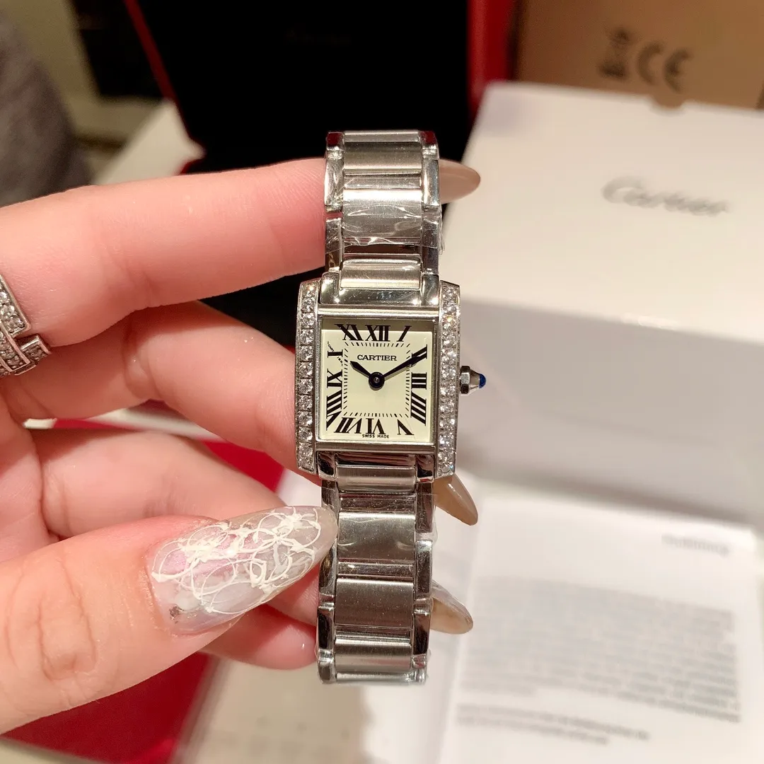 【High-end replica】💰1160! Cartier-CARTIER🌸🌸🌸The French Tank series launched in 1996, the case and strap are integrated into one design, making it the ultimate development of Cartier watch design. The jagged strap joints of its metal strap vividly represent the feeling of tank tracks, making this tank-inspired watch even more worthy of its name. The watch is exquisite and compact, very suitable for professional women to wear. Size 25X20