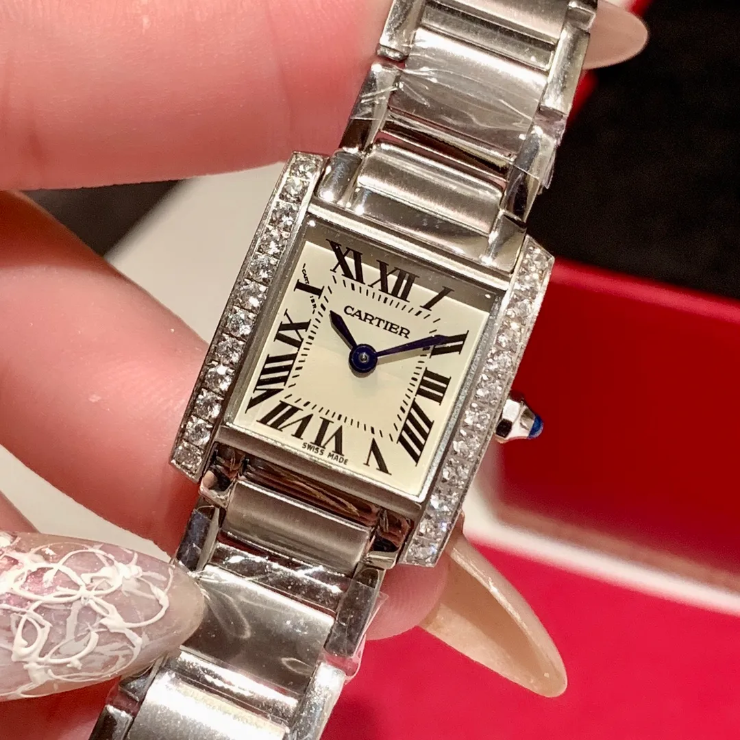 【High-end replica】💰1160! Cartier-CARTIER🌸🌸🌸The French Tank series launched in 1996, the case and strap are integrated into one design, making it the ultimate development of Cartier watch design. The jagged strap joints of its metal strap vividly represent the feeling of tank tracks, making this tank-inspired watch even more worthy of its name. The watch is exquisite and compact, very suitable for professional women to wear. Size 25X20