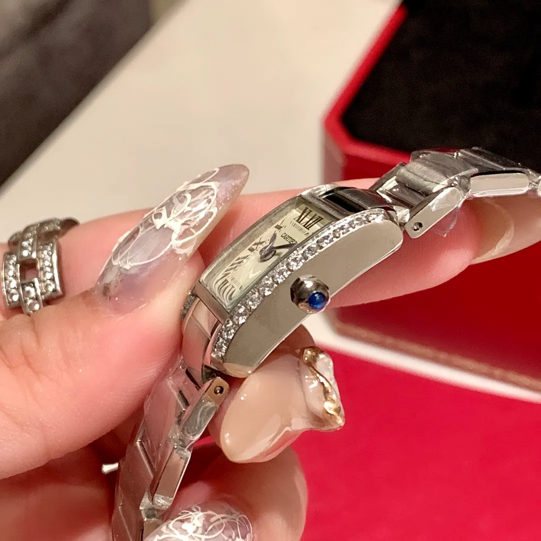 【High-end replica】💰1160! Cartier-CARTIER🌸🌸🌸The French Tank series launched in 1996, the case and strap are integrated into one design, making it the ultimate development of Cartier watch design. The jagged strap joints of its metal strap vividly represent the feeling of tank tracks, making this tank-inspired watch even more worthy of its name. The watch is exquisite and compact, very suitable for professional women to wear. Size 25X20