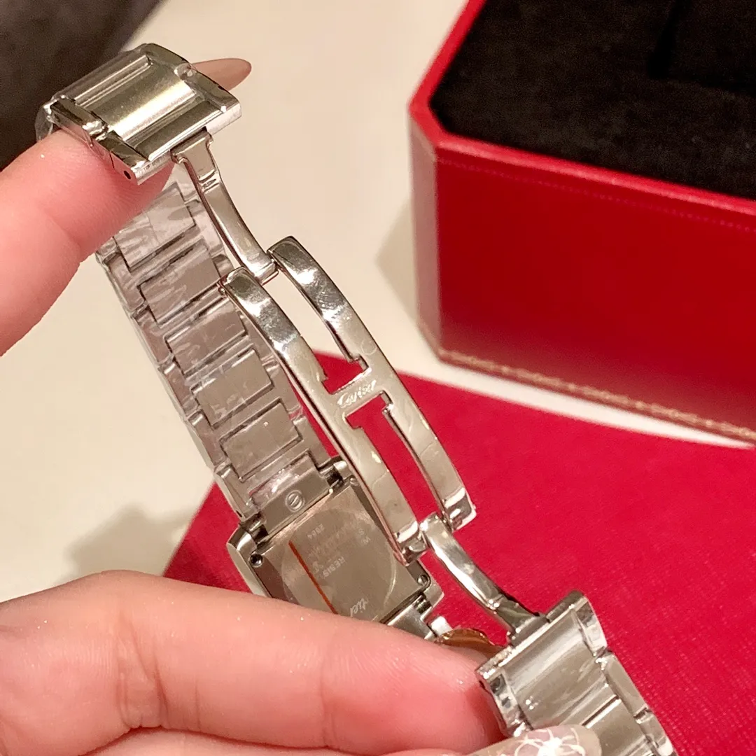 【High-end replica】💰1160! Cartier-CARTIER🌸🌸🌸The French Tank series launched in 1996, the case and strap are integrated into one design, making it the ultimate development of Cartier watch design. The jagged strap joints of its metal strap vividly represent the feeling of tank tracks, making this tank-inspired watch even more worthy of its name. The watch is exquisite and compact, very suitable for professional women to wear. Size 25X20