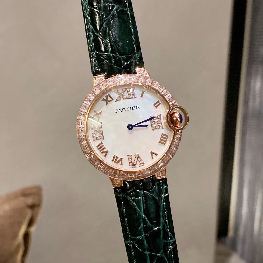 【High-end replica】💰1360! New product 2022 ceramics, new interpretation, exclusive princess diamond limited edition, princess diamond, clear and neat outline, special-shaped multi-cut facets to make diamonds shine more. This new Cartier blue balloon ring is inlaid with diamonds and mother-of-pearl dial. It is super luxurious and elegant. The original folding buckle is easy to wear. It is beautiful and charming. The size is 36mm. The round case is basically free of hand. It is easy to wear and easy to match. It is highly recognizable. Don’t hesitate to get it.