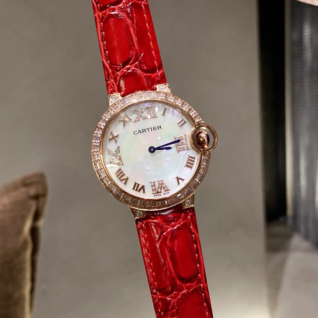 【High-end replica】💰1360! New product 2022 ceramics, new interpretation, exclusive princess diamond limited edition, princess diamond, clear and neat outline, special-shaped multi-cut facets to make diamonds shine more. This new Cartier blue balloon ring is inlaid with diamonds and mother-of-pearl dial. It is super luxurious and elegant. The original folding buckle is easy to wear. It is beautiful and charming. The size is 36mm. The round case is basically free of hand. It is easy to wear and easy to match. It is highly recognizable. Don’t hesitate to get it.