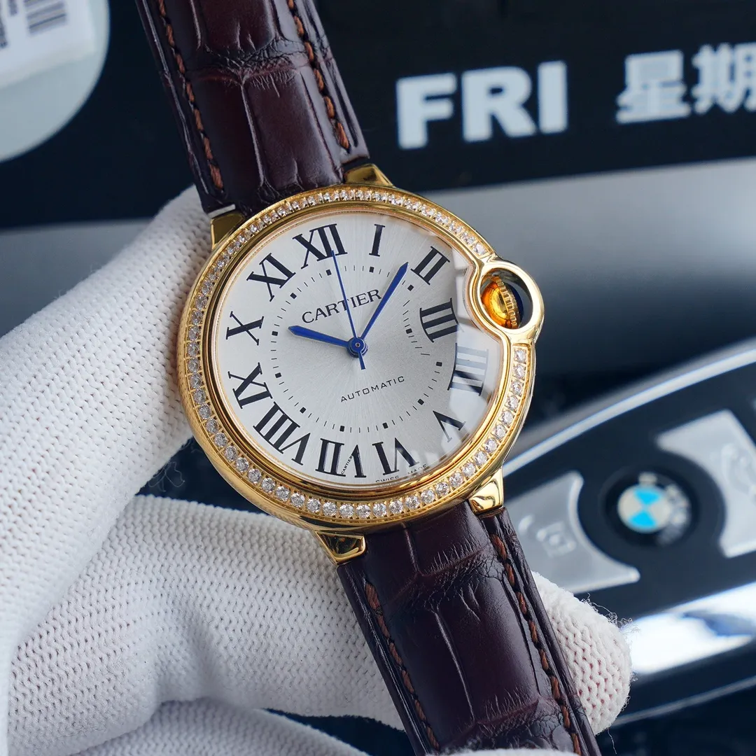Cartier Blue Balloon series, this series of watches is famous for its delicate style and elegant style in Cartier watchmaking industry. Of course, this watch must have such characteristics. The color of the stainless steel case makes the watch as light as a balloon, and the blue crown seems to have disobediently deviated from the original planned trajectory, like a playful couple. The Roman numerals on the dial look retro and deep, decorated with guilloche patterns and sword-shaped hands. The entire watch gives people a delicate and considerate feel. Isn’t this what couples need? Built-in: Japanese Citizen fully automatic machine, water drop (fish eye bubble) sapphire glass mirror, highly waterproof, burnt steel blue pointer color, head curvature⚠Please look for exclusive quality