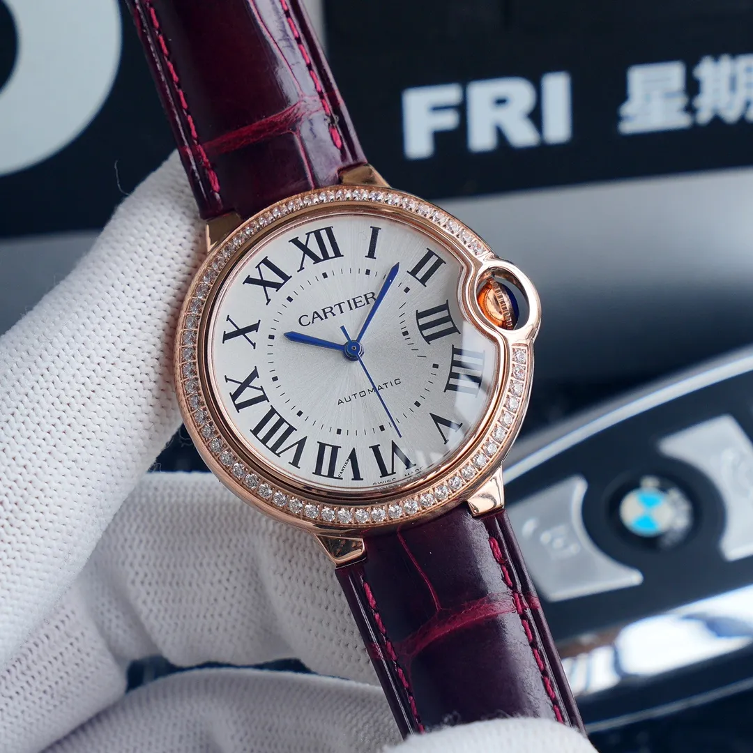 Cartier Blue Balloon series, this series of watches is famous for its delicate style and elegant style in Cartier watchmaking industry. Of course, this watch must have such characteristics. The color of the stainless steel case makes the watch as light as a balloon, and the blue crown seems to have disobediently deviated from the original planned trajectory, like a playful couple. The Roman numerals on the dial look retro and deep, decorated with guilloche patterns and sword-shaped hands. The entire watch gives people a delicate and considerate feel. Isn’t this what couples need? Built-in: Japanese Citizen fully automatic machine, water drop (fish eye bubble) sapphire glass mirror, highly waterproof, burnt steel blue pointer color, head curvature⚠Please look for exclusive quality