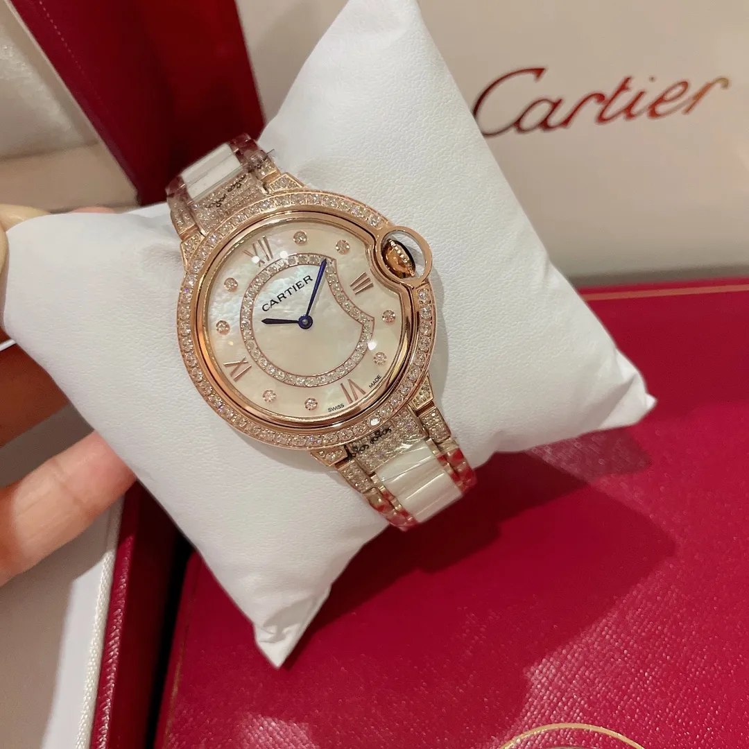 【Top replica】💰1920! New new Cartier blue balloon series! Single row of diamonds and square diamonds💎Luxury version The latest jewelry design style with diamonds and real nails✨Shell face diamond dial, showing a luxurious effect. The real thing is super beautiful💋Swiss quartz movement size 36mm. The diamond-set inner ring is the most important decorative element, allowing light to penetrate the diamonds from more angles, creating a dazzling visual effect, reflecting the noble and elegant temperament, highly recommended⭐️
