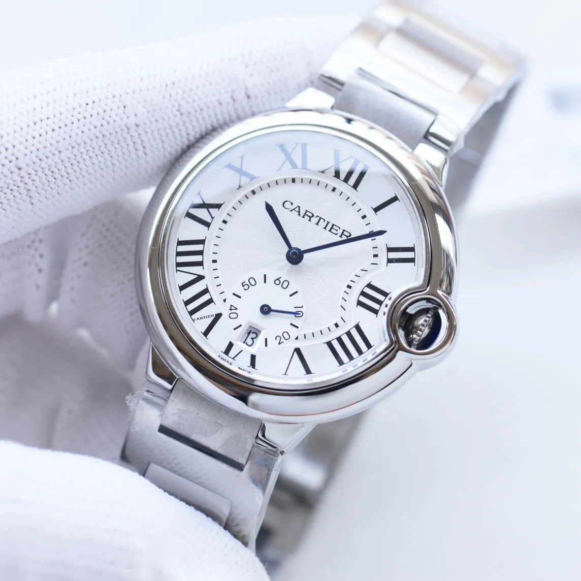【Customized all-in-one machine】💰1720! Three sizes in one produced by Taiwan factory, size 33mm 36mm 42mmCartier Cartier Blue Balloon Series: The new quartz watch has a two-hand and a half calendar display. The two-hand and a half small seconds dial with calendar function that watch lovers have been waiting for is now on the shelves. Double sapphire glass mirror, 316 stainless steel case, steel blue sword-shaped hands, water drop fisheye effect sapphire mirror 3 o'clock glass opening🈷️Tooth reflection, Italian imported cowhide, 316 original steel belt, size 33mm 36mm42mm (bottom cover coded warranty card and hangtag three codes in one) individually packaged, Xiaohongshu recommends best-selling models, Douyin live broadcast popular models come to Long