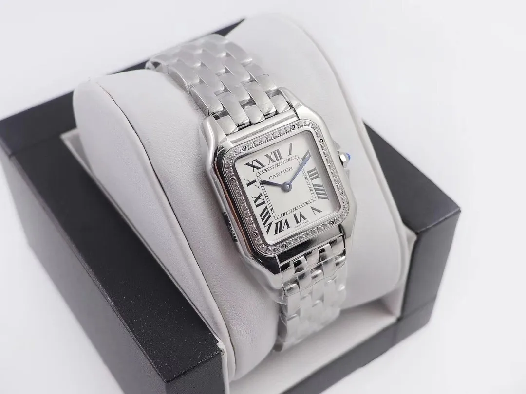 【High-end replica】💰1160! Top replica 💰Private chat! Cartier Panthère de Cartier cheetah watch, gorgeous and unruly, is the aesthetic style conveyed by Panthère de Cartier cheetah. Its lines are smooth, charming, soft and docile on the wrist, as if dancing on the skin. The unique shape highlights a mature, elegant, confident and attractive female image. The case is one-piece, equipped with genuine Swiss quartz movement, 316L stainless steel case, inlaid with diamonds, the handle is inlaid with a synthetic blue spinel, silver-plated dial, sword-shaped blue steel hands, 100% three-degree waterproof, size: 27 x 37 mm, 22*30 mm, two sizes. Each watch has an independent body number. ❄Real shots, welcome to forward!