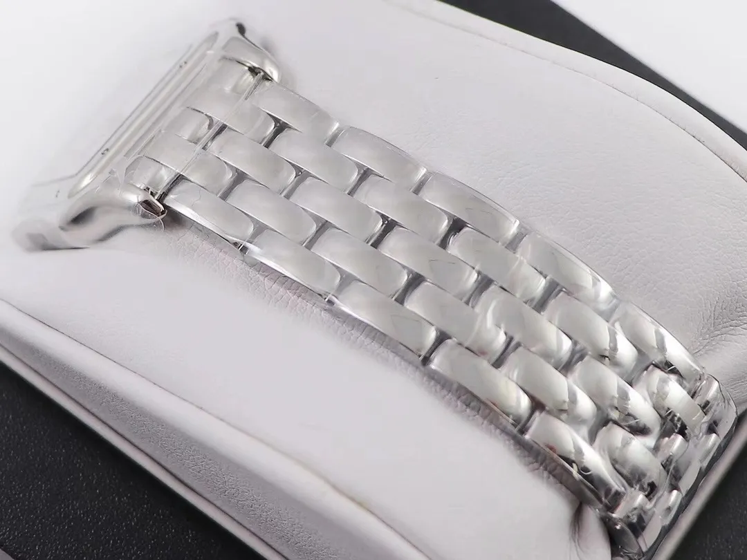 【High-end replica】💰1160! Top replica 💰Private chat! Cartier Panthère de Cartier cheetah watch, gorgeous and unruly, is the aesthetic style conveyed by Panthère de Cartier cheetah. Its lines are smooth, charming, soft and docile on the wrist, as if dancing on the skin. The unique shape highlights a mature, elegant, confident and attractive female image. The case is one-piece, equipped with genuine Swiss quartz movement, 316L stainless steel case, inlaid with diamonds, the handle is inlaid with a synthetic blue spinel, silver-plated dial, sword-shaped blue steel hands, 100% three-degree waterproof, size: 27 x 37 mm, 22*30 mm, two sizes. Each watch has an independent body number. ❄Real shots, welcome to forward!