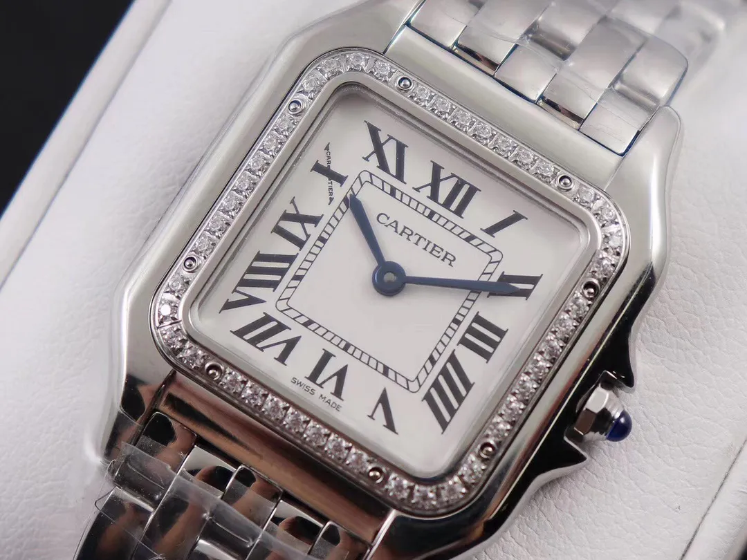 【High-end replica】💰1160! Top replica 💰Private chat! Cartier Panthère de Cartier cheetah watch, gorgeous and unruly, is the aesthetic style conveyed by Panthère de Cartier cheetah. Its lines are smooth, charming, soft and docile on the wrist, as if dancing on the skin. The unique shape highlights a mature, elegant, confident and attractive female image. The case is one-piece, equipped with genuine Swiss quartz movement, 316L stainless steel case, inlaid with diamonds, the handle is inlaid with a synthetic blue spinel, silver-plated dial, sword-shaped blue steel hands, 100% three-degree waterproof, size: 27 x 37 mm, 22*30 mm, two sizes. Each watch has an independent body number. ❄Real shots, welcome to forward!